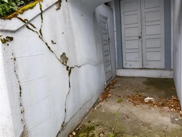 Major foundation cracking